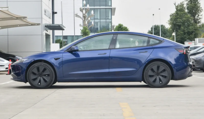 
								Tesla Model 3 full									
